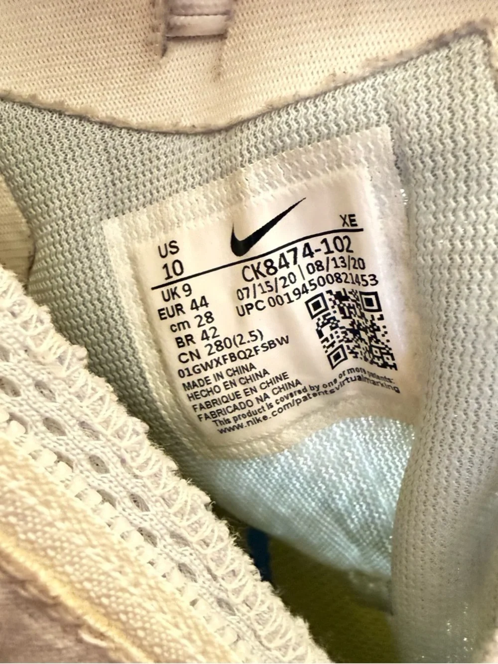 Nike Men's White and Blue Boat-Style Running Shoes with Yellow Accents